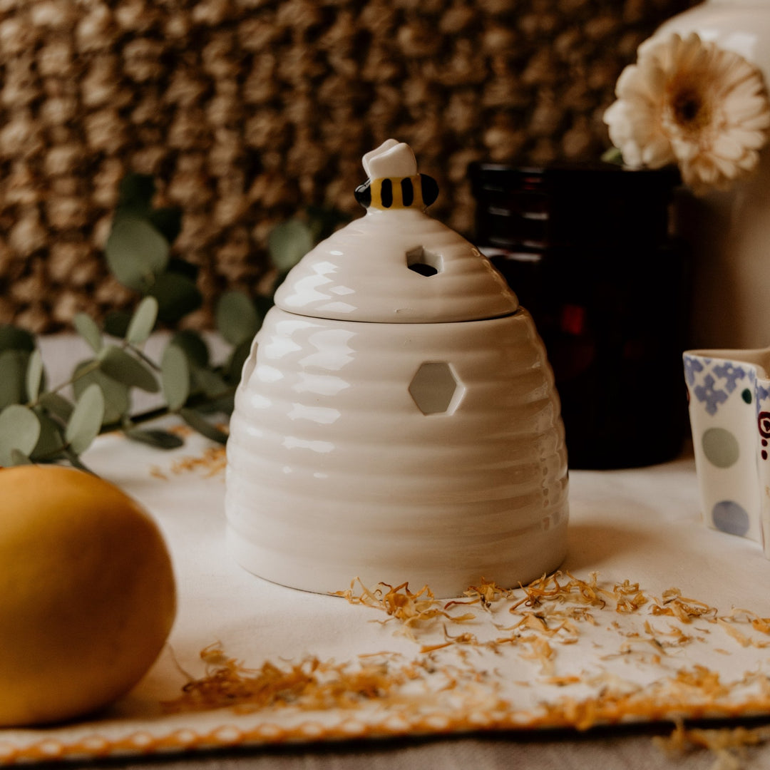 Bring a touch of the countryside into your home.

Fill your home with your favourite Galgorm Melts soy wax melt fragrance using this gorgeous white ceramic Beehive wax melt warmer, complete with a sweet little bee perched on the lid.