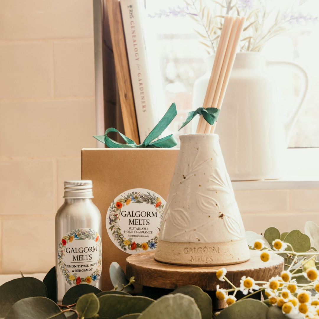 Lemon Thyme, Olive &amp; Bergamot | 100ml | Includes 6 Natural Fibre Reeds

Part of the exclusive Galgorm Melts Wildflower handcrafted pottery range, each vessel is hand-built using traditional slab-building techniques and decorated with unique lino-printed patterns 